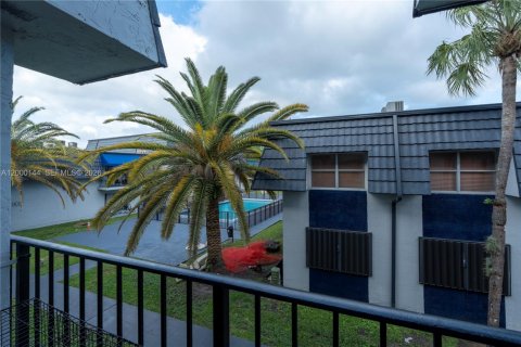 Condominio en venta en Hialeah, Florida, 3 dormitorios, 101.26 m2 № 2067230 - foto 3