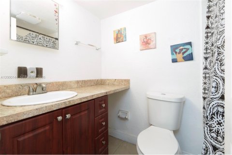 Condominio en venta en Hialeah, Florida, 3 dormitorios, 101.26 m2 № 2067230 - foto 10