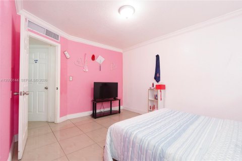 Condominio en venta en Hialeah, Florida, 3 dormitorios, 101.26 m2 № 2067230 - foto 16