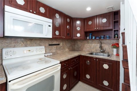 Condominio en venta en Hialeah, Florida, 3 dormitorios, 101.26 m2 № 2067230 - foto 6