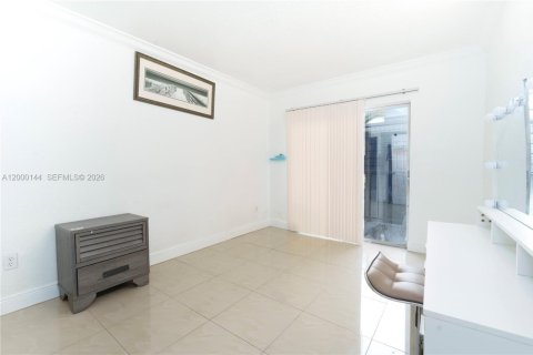 Condominio en venta en Hialeah, Florida, 3 dormitorios, 101.26 m2 № 2067230 - foto 11