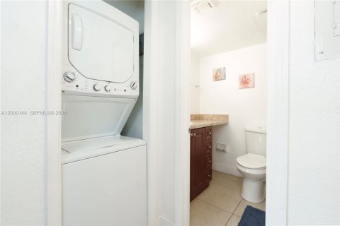 Condominio en venta en Hialeah, Florida, 3 dormitorios, 101.26 m2 № 2067230 - foto 9