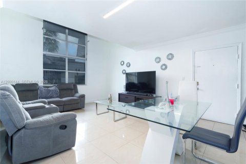 Condominio en venta en Hialeah, Florida, 3 dormitorios, 101.26 m2 № 2067230 - foto 7