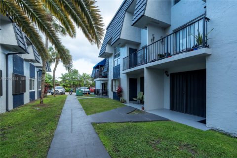 Condominio en venta en Hialeah, Florida, 3 dormitorios, 101.26 m2 № 2067230 - foto 4