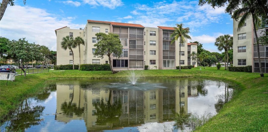 Condo in North Lauderdale, Florida, 2 bedrooms № 1481824