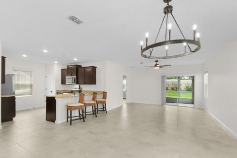 House in Port St. Lucie, Florida 3 bedrooms, 142.6 sq.m. № 2261308 - photo 5