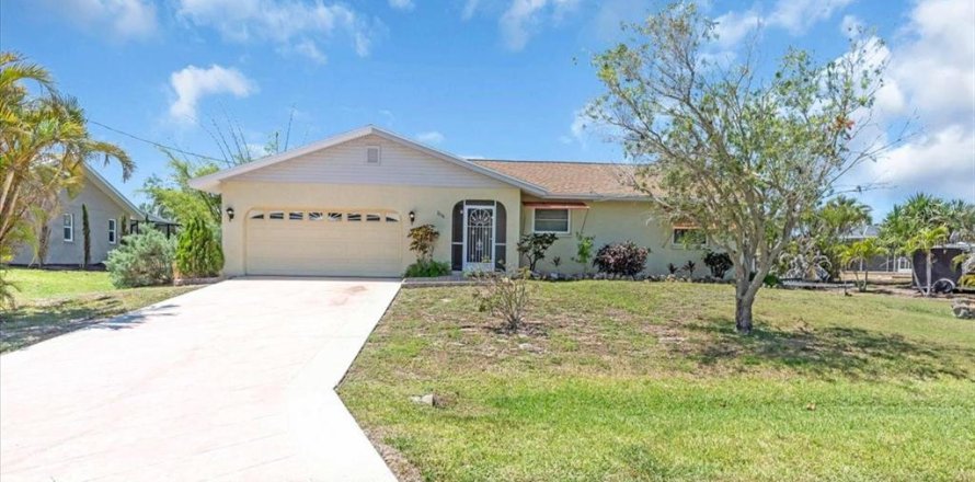 House in Englewood, Florida 3 bedrooms, 134.89 sq.m. № 1725425