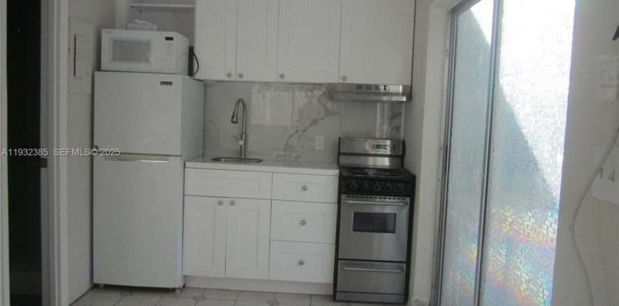 Студия в Холливуд, Флорида № 1990622