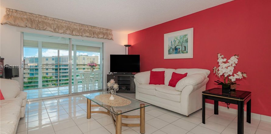 Condominio en Dania Beach, Florida, 2 dormitorios № 1982227