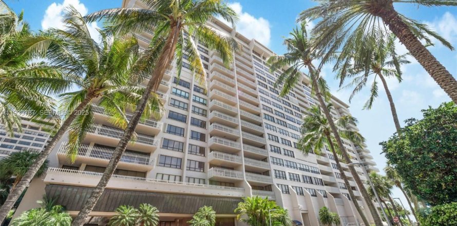 Кондоминиум с 2 спальнями в Майами, Флорида № 1992374