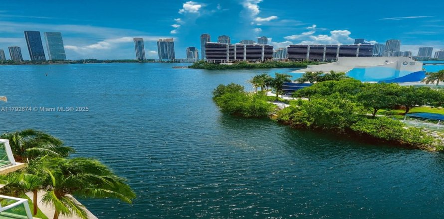 Кондоминиум с 2 спальнями в Авентура, Флорида № 1926608