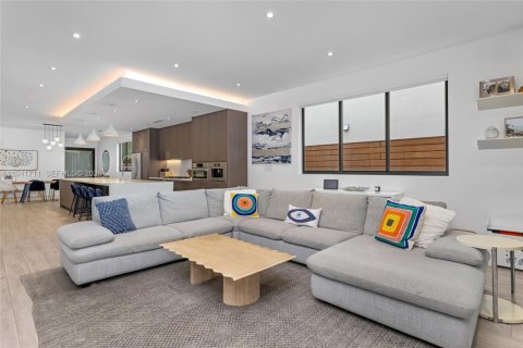 Townhouse in Miami, Florida 4 bedrooms, 276.48 sq.m. № 2000947 - photo 21