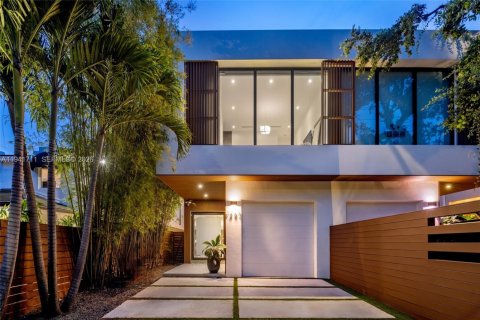 Townhouse in Miami, Florida 4 bedrooms, 276.48 sq.m. № 2000947