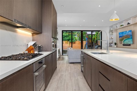 Townhouse in Miami, Florida 4 bedrooms, 276.48 sq.m. № 2000947 - photo 17