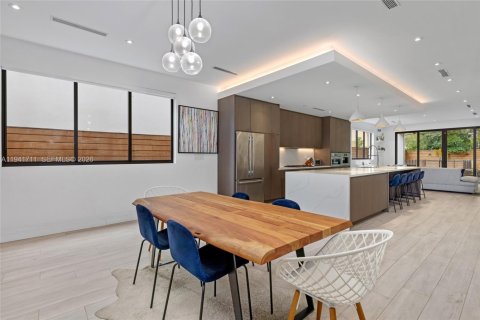 Townhouse in Miami, Florida 4 bedrooms, 276.48 sq.m. № 2000947 - photo 12