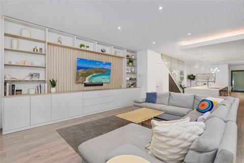 Townhouse in Miami, Florida 4 bedrooms, 276.48 sq.m. № 2000947 - photo 22