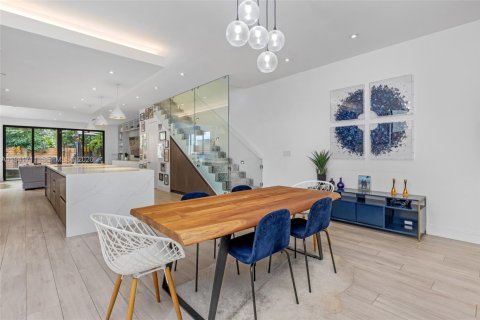 Townhouse in Miami, Florida 4 bedrooms, 276.48 sq.m. № 2000947 - photo 10