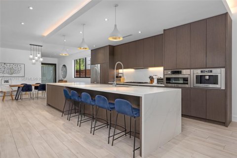 Townhouse in Miami, Florida 4 bedrooms, 276.48 sq.m. № 2000947 - photo 18