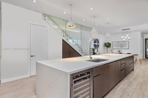 Townhouse in Miami, Florida 4 bedrooms, 276.48 sq.m. № 2000947 - photo 16
