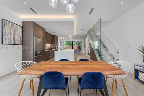 Townhouse in Miami, Florida 4 bedrooms, 276.48 sq.m. № 2000947 - photo 11