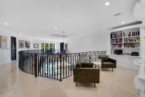House in Miami, Florida 6 bedrooms, 548.87 sq.m. № 2153052 - photo 11