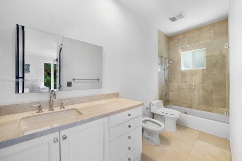 House in Miami, Florida 6 bedrooms, 548.87 sq.m. № 2153052 - photo 17