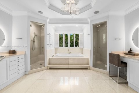 House in Miami, Florida 6 bedrooms, 548.87 sq.m. № 2153052 - photo 14