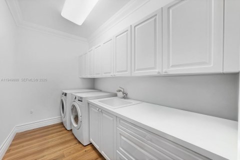 House in Miami, Florida 6 bedrooms, 548.87 sq.m. № 2153052 - photo 24