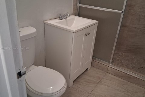 Townhouse in South Miami, Florida 3 bedrooms, 90.12 sq.m. № 2018837 - photo 16