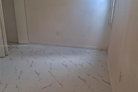 Townhouse in South Miami, Florida 3 bedrooms, 90.12 sq.m. № 2018837 - photo 4