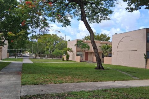 Townhouse in South Miami, Florida 3 bedrooms, 90.12 sq.m. № 2018837 - photo 2