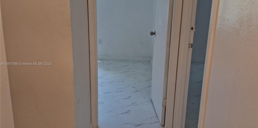 Townhouse in South Miami, Florida 3 bedrooms, 90.12 sq.m. № 2018837