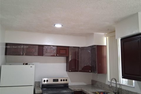 Townhouse in South Miami, Florida 3 bedrooms, 90.12 sq.m. № 2018837 - photo 8