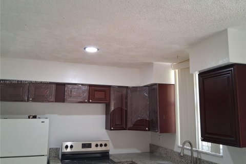 Townhouse in South Miami, Florida 3 bedrooms, 90.12 sq.m. № 2018837 - photo 15