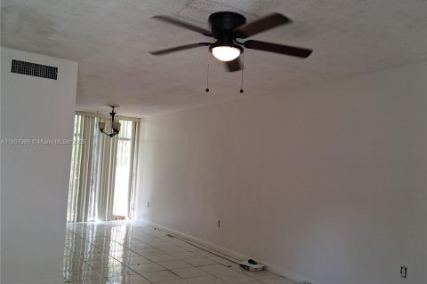 Townhouse in South Miami, Florida 3 bedrooms, 90.12 sq.m. № 2018837 - photo 21