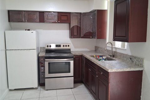 Townhouse in South Miami, Florida 3 bedrooms, 90.12 sq.m. № 2018837 - photo 23