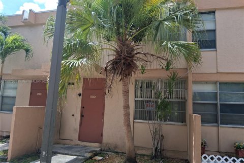 Townhouse in South Miami, Florida 3 bedrooms, 90.12 sq.m. № 2018837 - photo 3