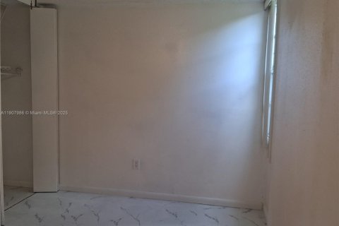 Townhouse in South Miami, Florida 3 bedrooms, 90.12 sq.m. № 2018837 - photo 7