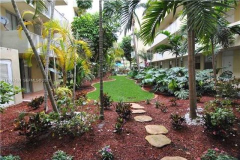Condo in North Bay Village, Florida, 1 bedroom  № 1995359 - photo 14