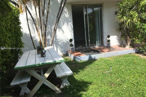 Condo in North Bay Village, Florida, 1 bedroom  № 1995359