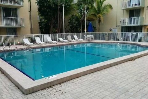 Condo in North Bay Village, Florida, 1 bedroom  № 1995359 - photo 12