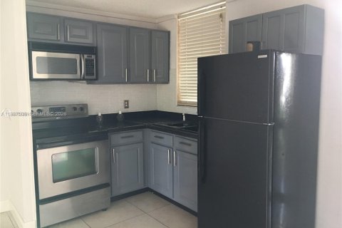 Condo in North Bay Village, Florida, 1 bedroom  № 1995359 - photo 3