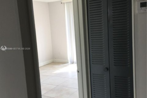 Condo in North Bay Village, Florida, 1 bedroom  № 1995359 - photo 7