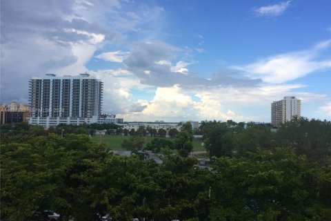 Condo in North Bay Village, Florida, 1 bedroom  № 1995359 - photo 23