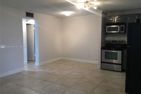 Condo in North Bay Village, Florida, 1 bedroom  № 1995359 - photo 4