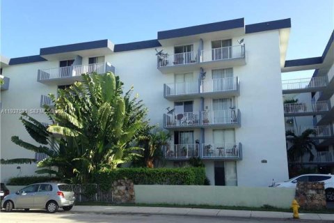 Condo in North Bay Village, Florida, 1 bedroom  № 1995359 - photo 16