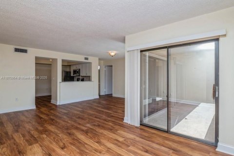 Copropriété à louer à Miami, Floride: 1 chambre, 91.04 m2 № 1897952 - photo 10