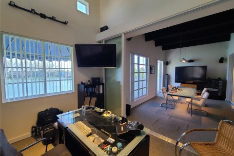 Commercial property in Miami, Florida № 2071869 - photo 16