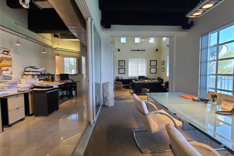 Commercial property in Miami, Florida № 2071869 - photo 17