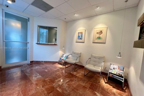 Commercial property in Miami, Florida № 2071869 - photo 8